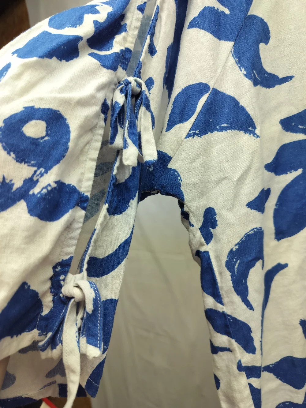 Tru Luxe Blue Floral Linen Blend Tie Sleeve Coastal Blouse - Picture 4 of 8